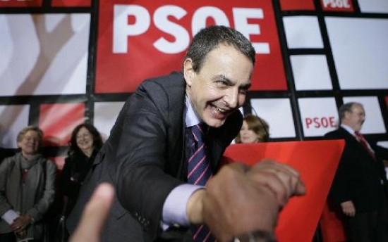 Zapatero saluda a sus partidarios luego del triunfo, prometiendo un gobierno de conciliacin pero de "mano firme" contra el terrorismo. 
