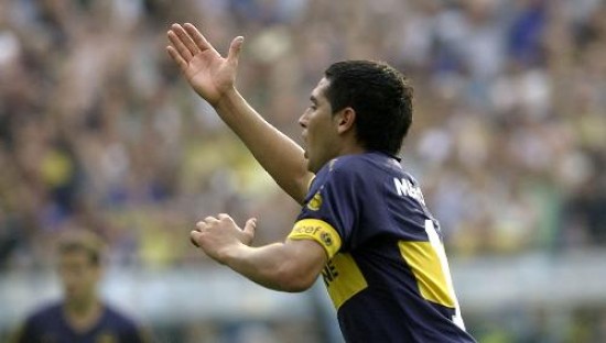 Manda Riquelme. El "Torero" se puso el equipo al hombro y fue clave para que Boca le empatara con 10 hombres al "Rojo".