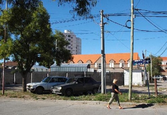El municipio de la capital rionegrina busca obtener fondos mediante la venta de inmuebles.
