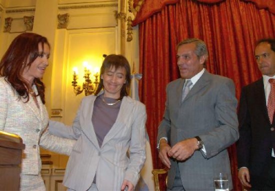 La presidenta Cristina Fernndez durante el anuncio de ayer en el que estuvo acompaada por los gobernado-res Fabiana Ros, Jorge Sapag y Daniel Scioli.