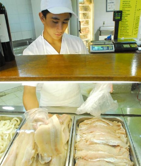 El filet de merluza, uno de los productos que más venden las pescaderías, cuesta más de 21 pesos.