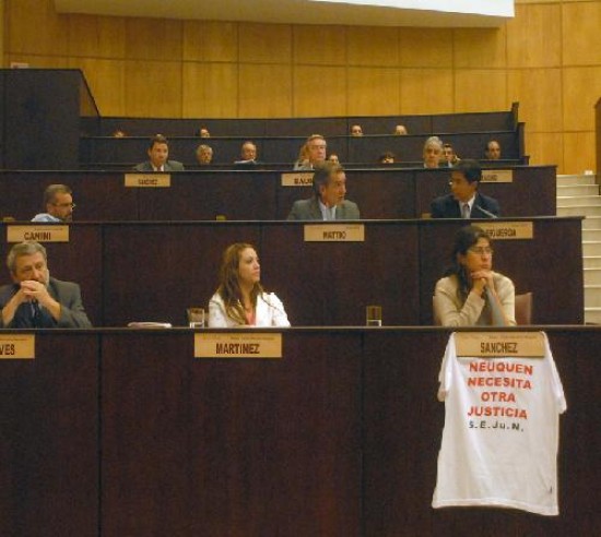 La legisladora Sánchez exhibió durante toda la sesión una camiseta con la leyenda favorable al juicio.