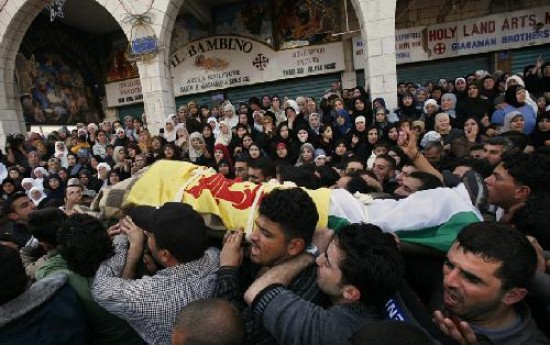 Una multitud despidi a militantes. Las bombas cayeron a uno y otro lado de la frontera, paralizando an ms el acercamien- to entre israeles y palestinos. 