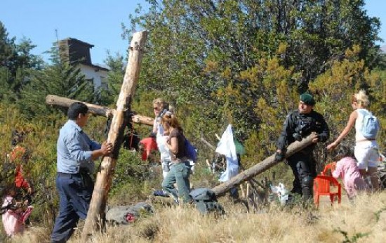 La polica retir chapas, carpas y postes sin que se registraran heridos ni detenidos.