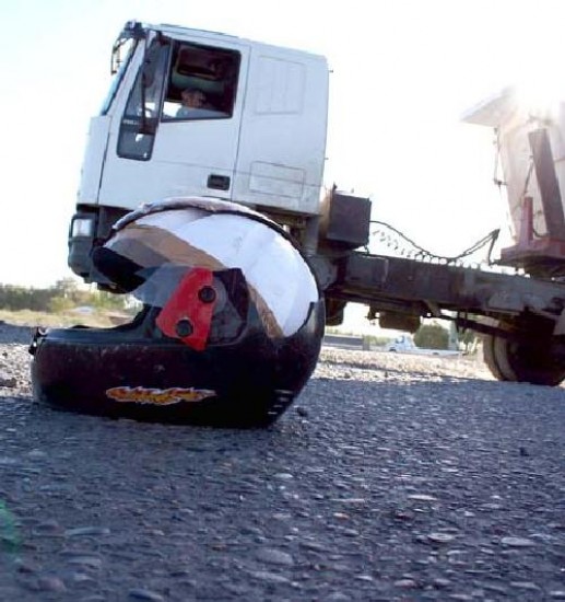 A pesar de llevar casco, el joven falleci.