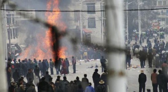 La protesta de los monjes y estudiantes derivó en enfrentamientos con las fuerzas de seguridad chinas y el saqueo de comercios de propietarios chinos no tibetanos. 