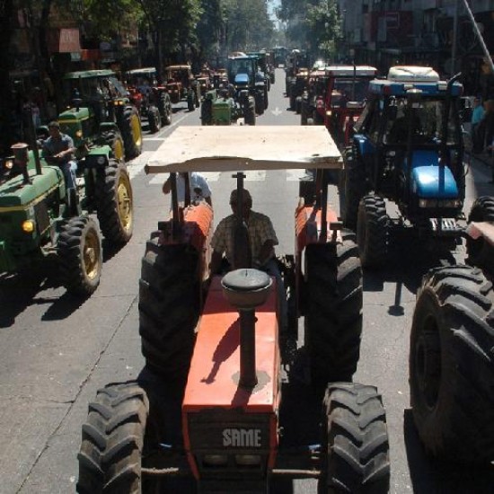 Unos 3.000 productores bloquearon rutas en Córdoba, en la mayor movilización.