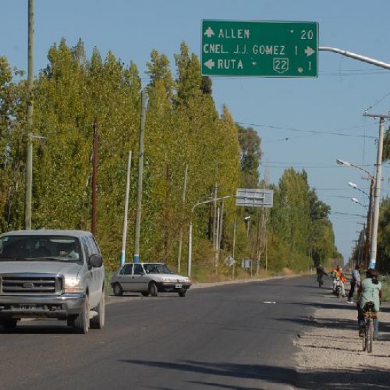 La Ruta 65, entre Allen yRoca, sufre un importante deterioro que afecta la seguridad vial.