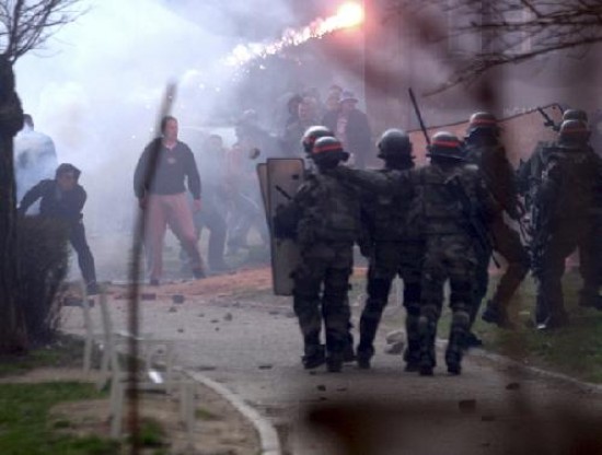 Enfrentamientos vuelven a agitar la zona serbia de la regin independizada. 