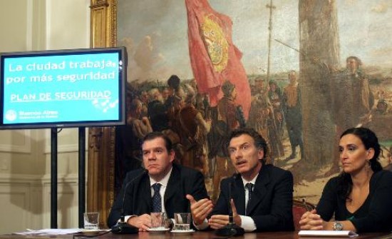 El jefe de gobierno de Buenos Aires, Michetti y el ministro de Seguridad de la ciudad, Montenegro, en la presentacin de ayer.