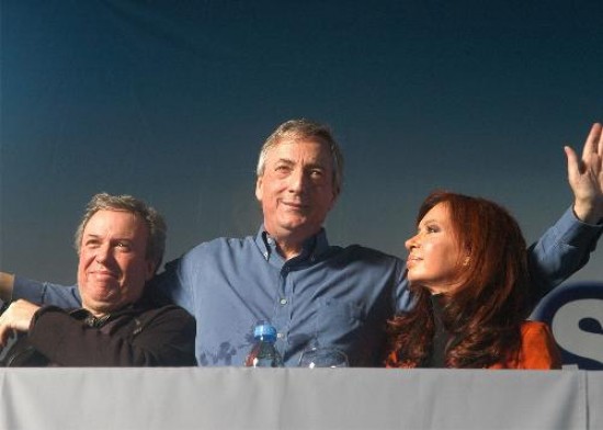El gobernador Peralta, Néstor Kirchner y su esposa Cristina, un triángulo que mantiene ocultos los fondos de Santa Cruz.