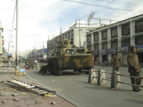 Las fuerzas chinas aseguran que dispararon para evitar saqueos, pero los exiliados relatan balaceras a manifestantes pacíficos. 