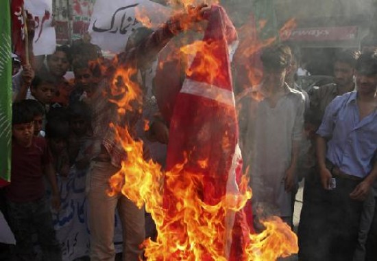 Paquistaníes queman banderas de Dinamarca por las caricaturas de Mahoma. 