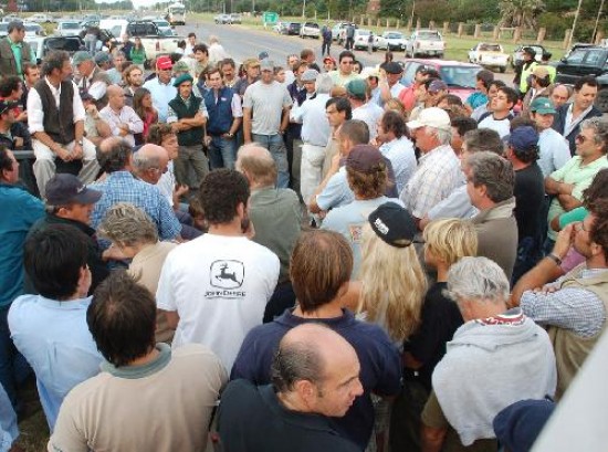 Los productores reunidos en la ruta en Trenque Lauquen.