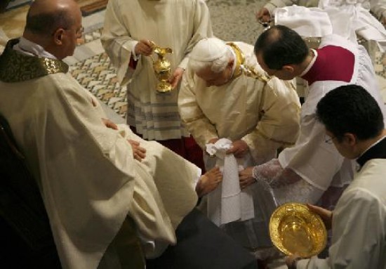 El Papa lav los pies de 12 sacerdotes. 