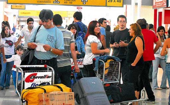 As se vea ayer la terminal neuquina, en pleno comienzo del fin de semana largo. Los principales destinos, con pasajes agotados.