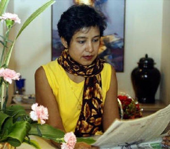 NUEVA DELHI (Tlam).- La escritora Taslima Nasreen abandon la India, pas que haba elegido para vivir, y parti en un avin desde Nueva Delhi rumbo a Londres. Oriunda de Bangladesh y crtica del islam, Nasreen seguir viaje hacia un destino desconocido. 