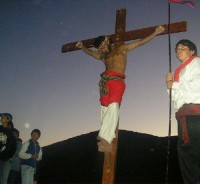 Arriba, las procesiones en Sierra Grande y Río Colorado. En Junín, ayer había múltiples actividades en el Santuario y en el Vía Christi.