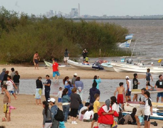 Doscientos deportistas nadaron en el ro Uruguay, frente a la pastera.