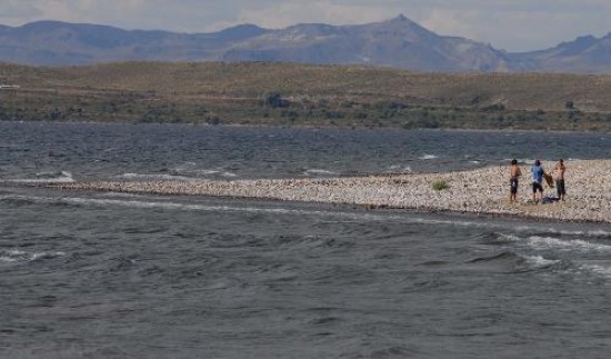 La playa, frente a la localidad, es bien aprovechada por los vecinos.