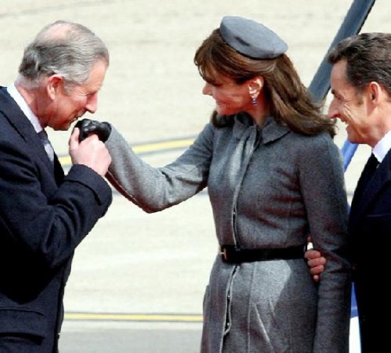 Sarkozy y Bruni son recibidos por el prncipe Carlos.