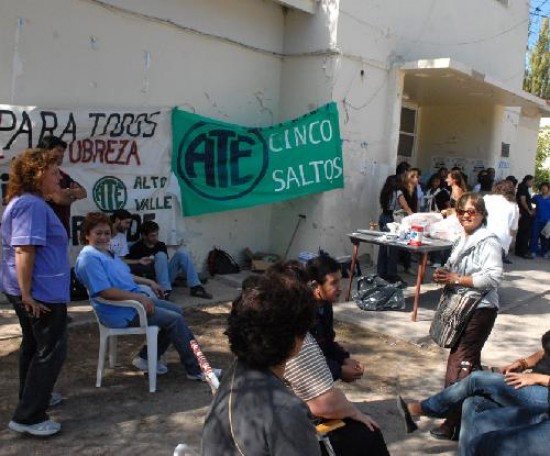 Trabajadores de distintos hospitales realizaron una olla popular en Roca para exigir un 30% de aumento.