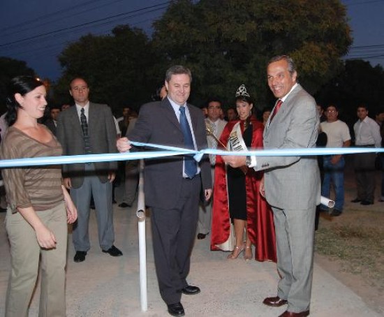 El gobernador neuquino acompa al intendente Sergio Gallia en las inauguraciones.