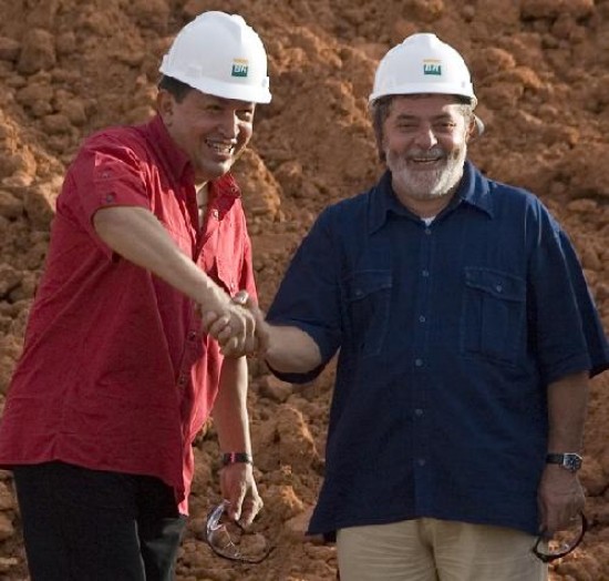 Chávez y Lula firmaron varios documentos de cooperación petrolera y gasífera. 