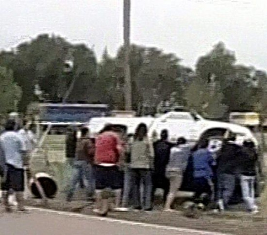 El momento en que los transportistas vuelcan una camioneta de los ruralistas. Ms tarde el trnsito volvi a bloquearse.