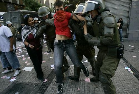 Una joven estudiante es detenida por la polica chilena.
