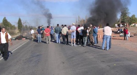 Desde el jueves los manifestantes habían endurecido el bloqueo de la Ruta Nacional 22.