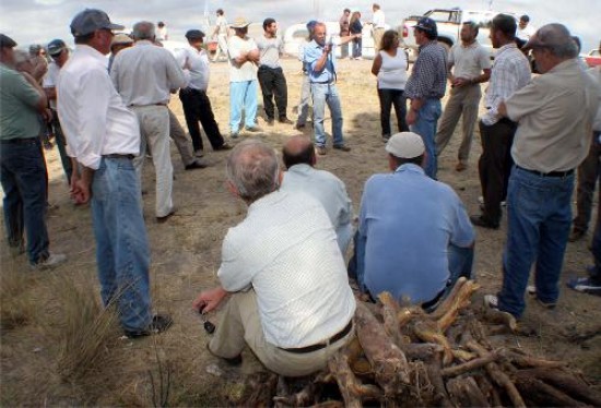 Los productores de Viedma y el sur bonaerense sostienen la protesta con cortes.