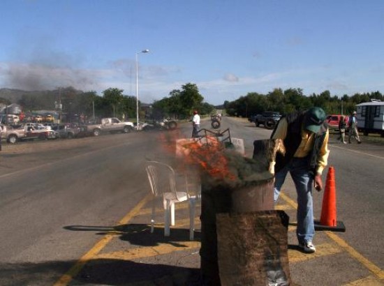 Los productores seguían ayer en las rutas. Esperarían las medidas para decidir si levantan los cortes o continúan.