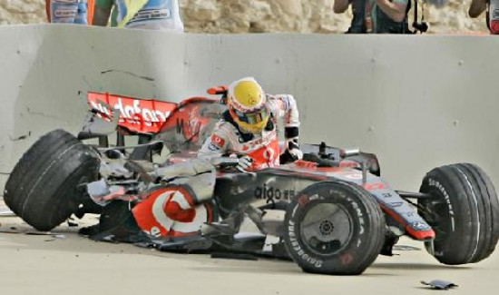 As qued el McLaren de Hamilton. El britnico sali ileso. Onda roja. Felipe marc el camino en Bahrein.