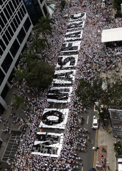  Miles de personas rechazaron en Bogot el mtodo del secuestro como estrategia poltica de la guerrilla. 