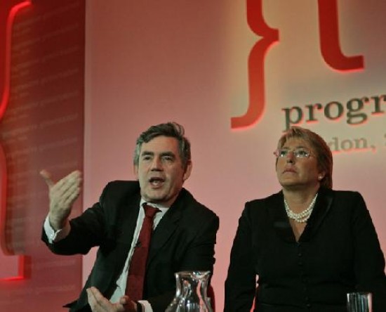 Bachelet recibi las malas noticias en Gran Bretaa, junto a Gordon Brown 