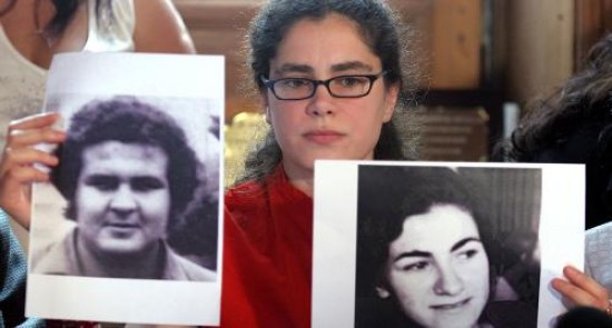 Sampallo Barragn y las fotos de sus padres biolgicos desapareci-dos. Abajo: Osvaldo Rivas (izquierda) y Mara Cristina Gmez Pintos, el matrimonio apropiador, ahora separado. 