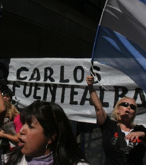 Gupos de docentes se manifestaron por el centro de la Capital.