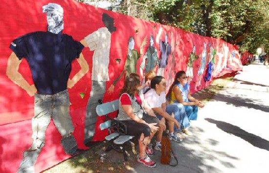 Un manto rojo, de 100 metros, con rostros de vctimas de la zona.