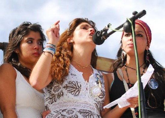 "Carlos, fuiste un revolucionario de la vida", dijo la viuda del docente, junto a una de sus hijas (A su derecha). 