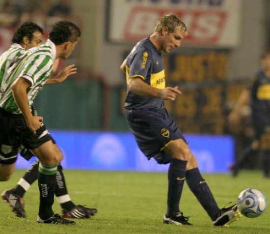 Palermo domina entre dos defensores. El interminable artillero marc el gol del empate.