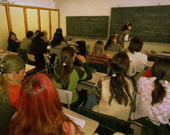  Se reconoce que hay una enorme inversin en la formacin de docentes en la Argentina, con pocos resultados. Todo un debate.