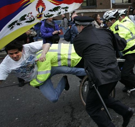 Un policía inglés "taclea" a un manifestante que intentaba apagar la llama olímpica.