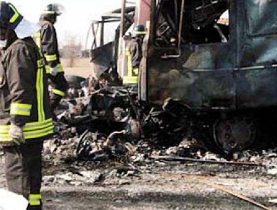 El accidente se produjo sobre el carril de la camioneta, aunque se desconoce la causa.