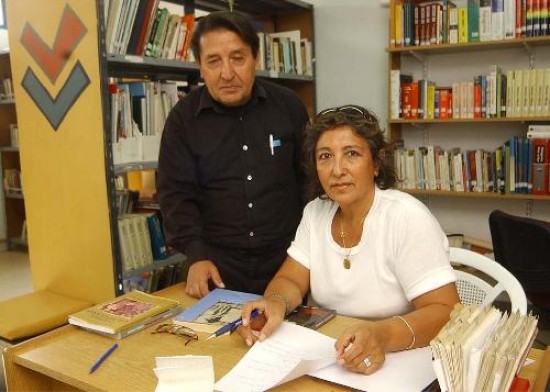 La presidenta de la biblioteca Ana María Chaina y el escritor Ricardo Fonseca diseñan un plan integral para fomentar la lengua.