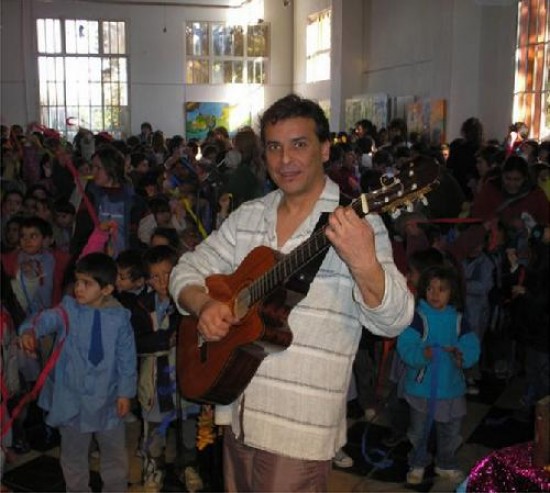 Gustavo Fernández es maestro y músico y trae una muy buena propuesta educativa.