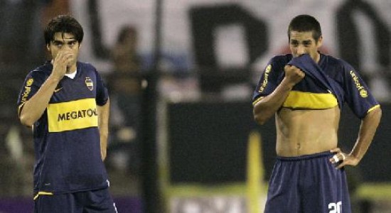 Cáceres, aquí junto a Maidana, fue autocrítico sobre el mal momento defensivo de Boca. 