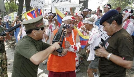 Un grupo de manifestantes pro-tibetanos parodia la represión de la policía china a las minorías étnicas en el país. 