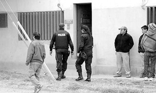 Con uniforme del Correo Argentino, uno de los delin-cuentes logr que le abrieran la puerta de Banci. 