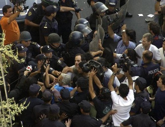 Los enfrentamientos a golpes frente al tribunal de San Martn dejaron algunos heridos.